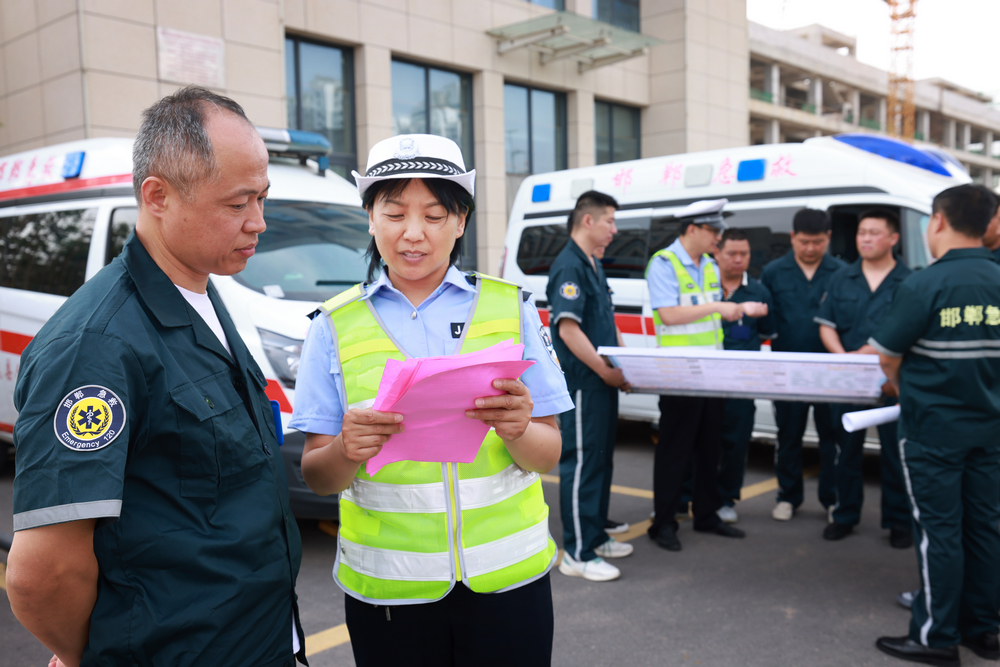 《魏县交警对医院120司机进行道路安全培训》蒿群英拍摄 (3).jpg